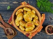 Молодой картофель в карамели с соевым соусом