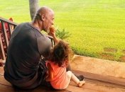 Дуэйн Джонсон отжался на брусьях 200 раз 