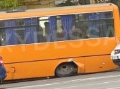 У одесской маршрутки на ходу отвалилось колесо (видео)