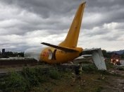 В Италии самолет перескочил взлетную полосу и упал на дорогу