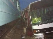 В Казахстане поезд наехал на автобус: есть жертвы