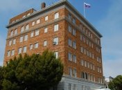 Российские консулы начали вывозить вещи из консульства в Сан-Франциско