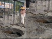 Ловят покупателей: огромный провал у входа в супермаркет в Днепре повеселил сеть