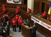 Партия регионов и коммунисты прибыли в заблокированную Раду