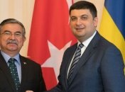 Гройсман провел встречу с министром обороны Турции