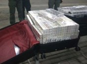 Контрабанда сигарет: Прикордонники затримали "консула" з Балтії (Відео)
