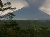 Масштабное извержения вулкана на Бали: появилось видео