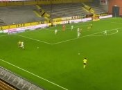 Футболист достал второй мяч, чтобы прервать атаку соперника (видео)