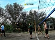 Бійці ЗСУ грають у волейбол поряд із лінією фронту