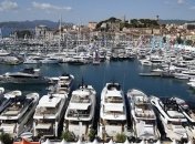 Яхта из Монако протаранила судно на якоре у берегов Канн