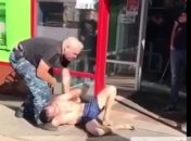 Размахивал кирпичами как крыльями: в супермаркете Николаева заметили неадекватного покупателя (видео) 