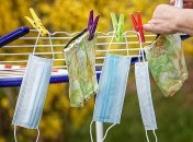 Только в маске: Франция вводит новые правила по COVID-19