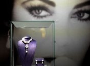 Проходит выставка украшений Элизабет Тейлор 