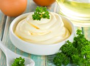 Основными ингредиентами являются растительное масло, уксус и яйца