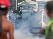 Нацгвардия Венесуэлы открыла огонь, разгоняя протестующих на границе с Колумбией