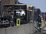 Итальянец сенегальского происхождения угнал автобус с детьми, а затем поджег его