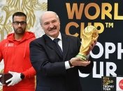 александр лукашенко с Кубком мира по футболу