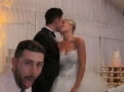 Невозможно сдержать смех: подборка безнадежно испорченных свадебных снимков