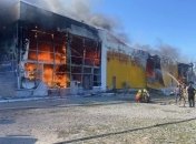 Торговый центр, по которому пришелся удар, еще пылает