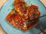 Ніжне куряче філе під глазур'ю зберігає соковитість і радує цілим букетом присмаків