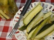 Необычные хрустящие маринованные огурцы с изюмом