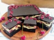 Рецепт базовый, к нему можно добавить что угодно, в том числе – засахаренную вишню, как на фото