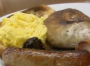 Мясные колбаски с яичницей