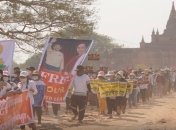 Первая жертва переворота: в Мьянме скончалась 20-летняя девушка, раненая силовиками во время разгона протеста