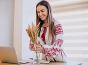 Українська вишиванка підкреслює красу будь-якої жінки