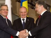 Порошенко призвал продолжать санкционное давление на РФ