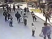 Батут с детьми подлетел на несколько метров: момент ЧП в Барнауле попал на видео