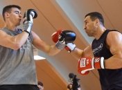 Кличко: Все знают, что я могу нокаутировать с обеих рук