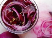 Традиционно добавляют уксус, но есть способ этого не делать