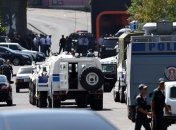 В Ереване к захватившим полицию через блокаду прорвалась машина с провизией