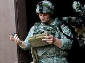 Дрон Black Hornet Nano виглядає іграшковим в руці дорослої людини