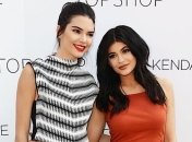 Представительниц семейства Кардашьян закидали яйцами 