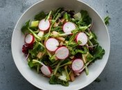 Этот салат не только вкусен, но и не повредит вашей фигуре (изображение создано с помощью ИИ)