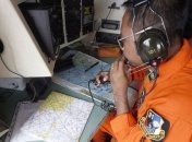 В районе исчезновения лайнера AirAsia видели дым на земле