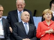 Платини пока отказывается смещать Блаттера на посту ФИФА