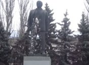 В Изюме облили краской памятник Ленину (Видео)