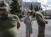Сотрудники ТЦК проверяют документы в Харькове