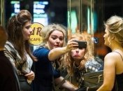 Ученые выяснили, что селфи негативно влияет на психику человека