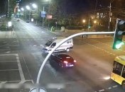 Видео момента ДТП на перекрестке в Киеве, где "скорая" разбилась о Porsche
