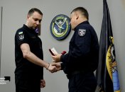 Кирилл Буданов получает награду от главы ГСЧС Андрея Даника