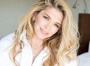 Вера Брежнева очаровала поклонников соблазнительным снимком