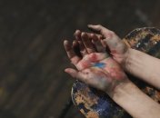 К чему чешется правая или левая ладонь