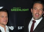 С цветами: Бен Аффлек и Мэтт Дэймон приняли участие в мирном шествии (Фото)