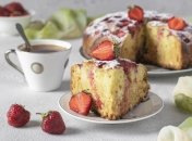 Шарлотка с клубникой - лучшее летнее решение к чаю!