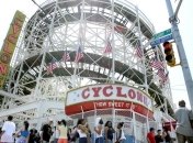 Более 20 человек застряли на аттракционе в США