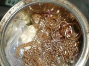 Одесские пограничники нашли золотые изделия в банке из-под кофе